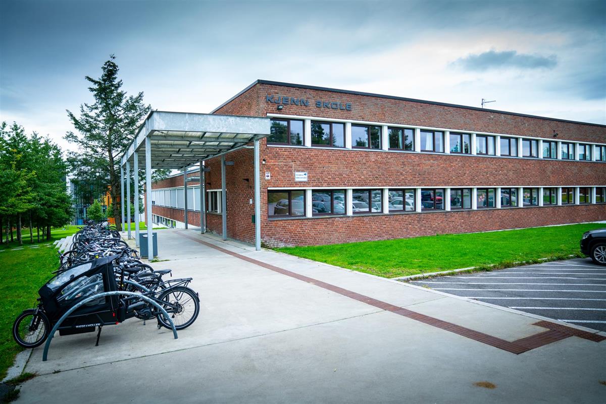 Skolebygning og uteområde - Klikk for stort bilde