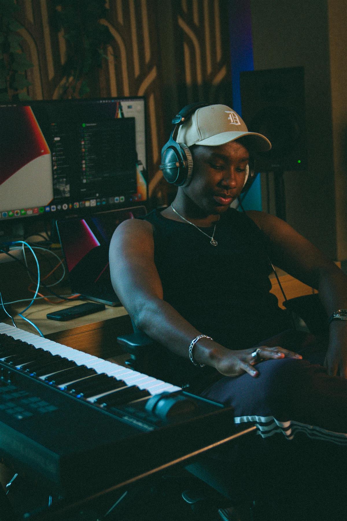 Person med hodetelefoner som lytter i studio - Klikk for stort bilde