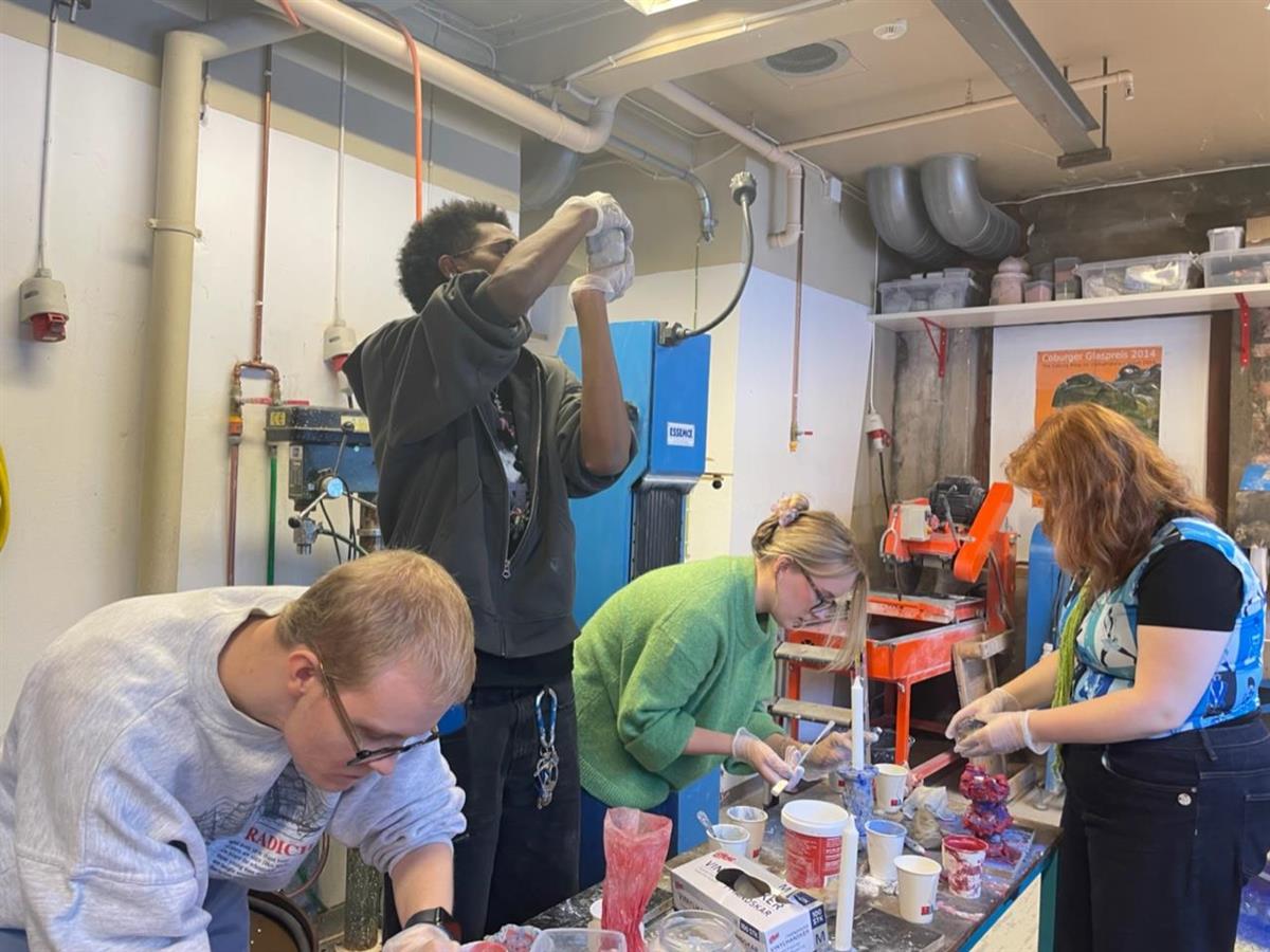 Bildet viser verkstedet hvor deltagerne lager kunst i glass - Klikk for stort bilde