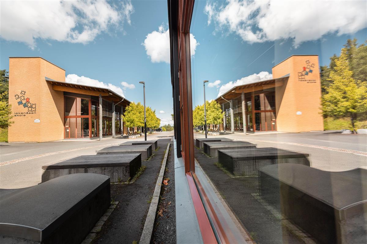 Skole fotografert utenfra - Klikk for stort bilde