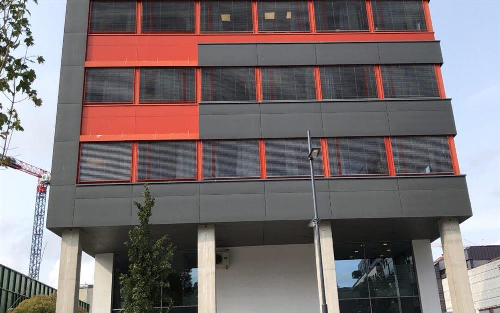 En stor kontorbygning - Klikk for stort bilde