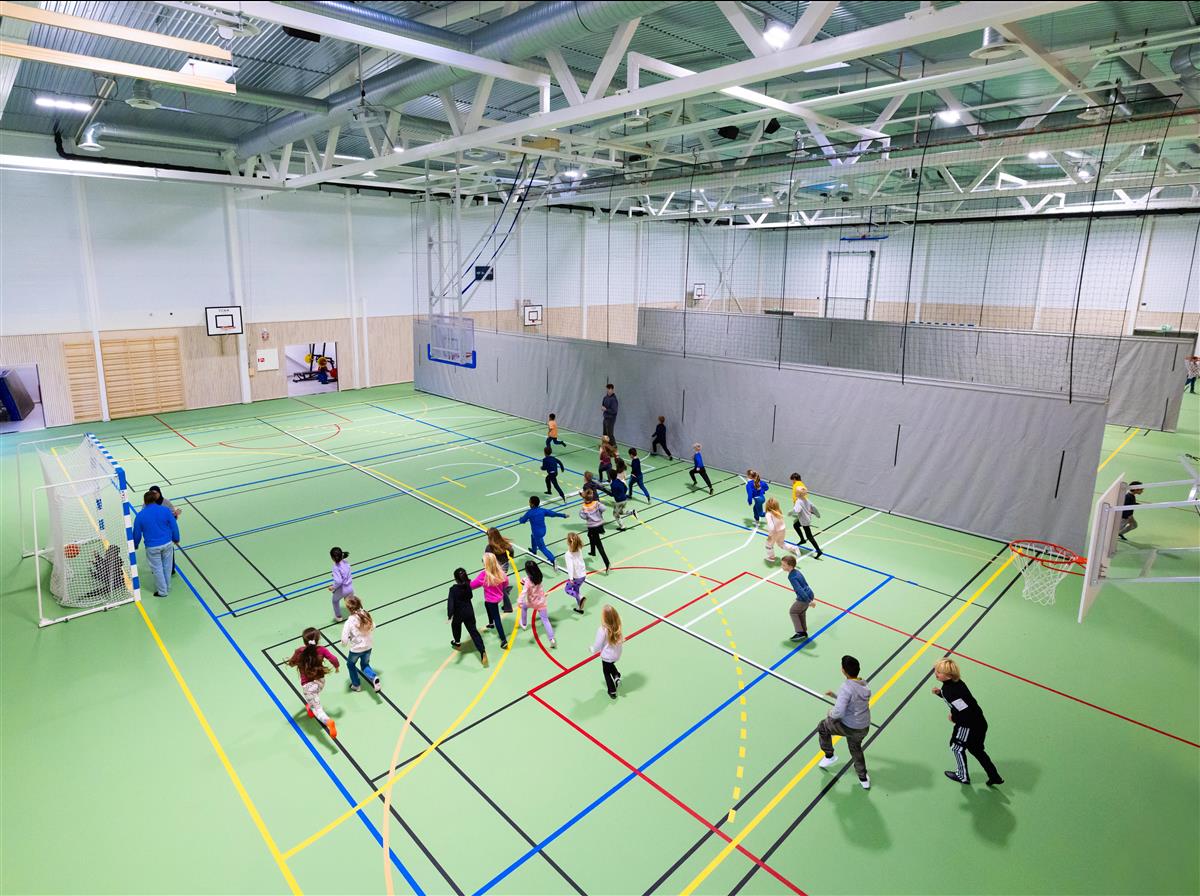 Flerbrukshall med barn i aktivitet. - Klikk for stort bilde