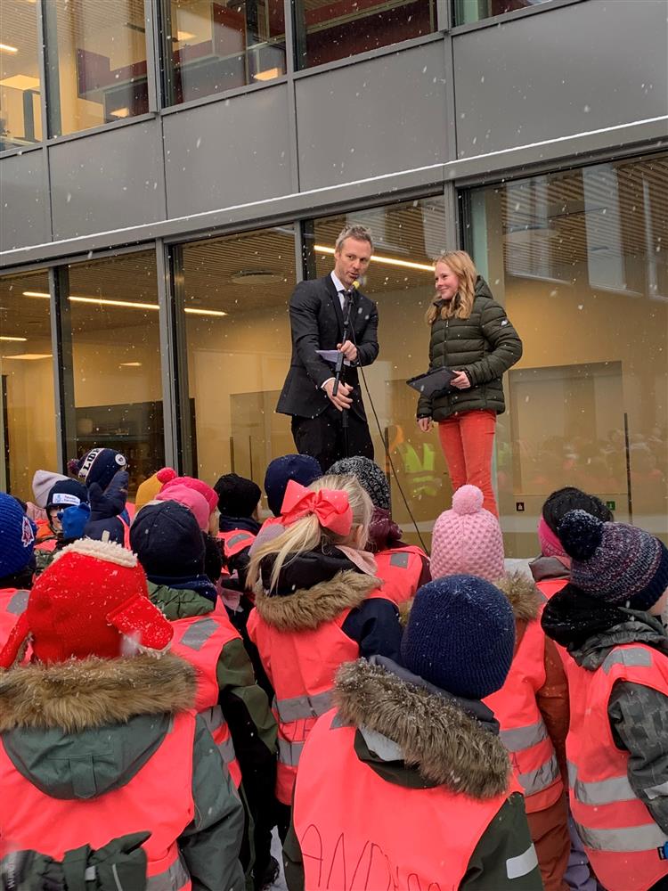 Rektor, elevrådsleder, åpningsseremoni - Klikk for stort bilde