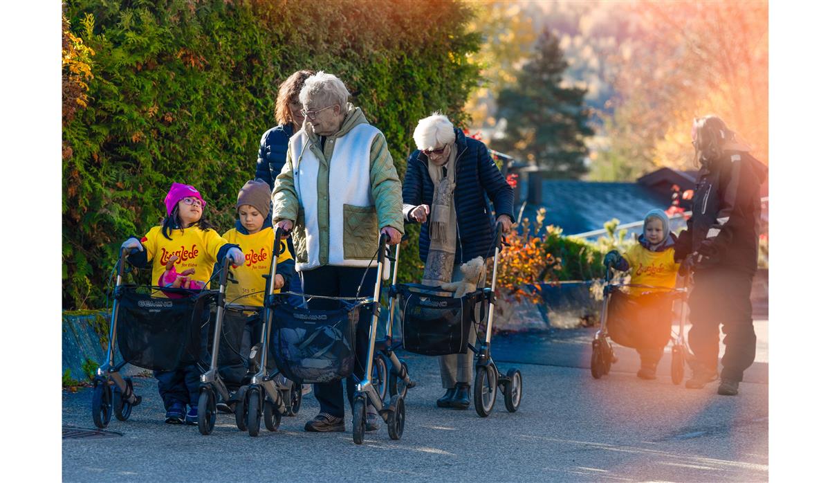 Barn og gamle går tur med rullator - Klikk for stort bilde