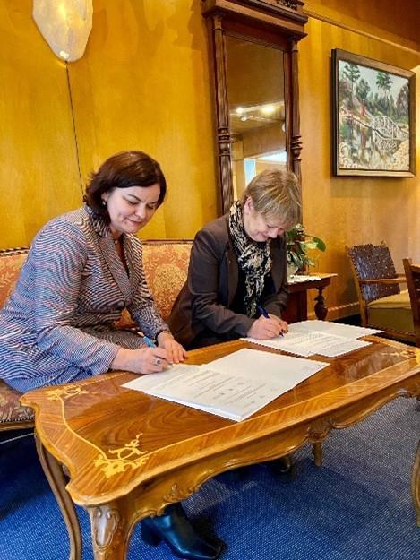 Ordfører Ragnhild Bergheim og varaordfører Beata Dudzińska i Piła har signert en samarbeidsavtale mellom de to kommunene på Losby Gods.   - Klikk for stort bilde
