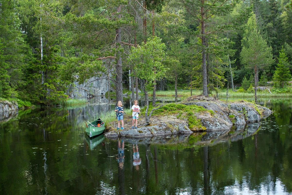 To gutter fisker ute på en liten øy - Klikk for stort bilde