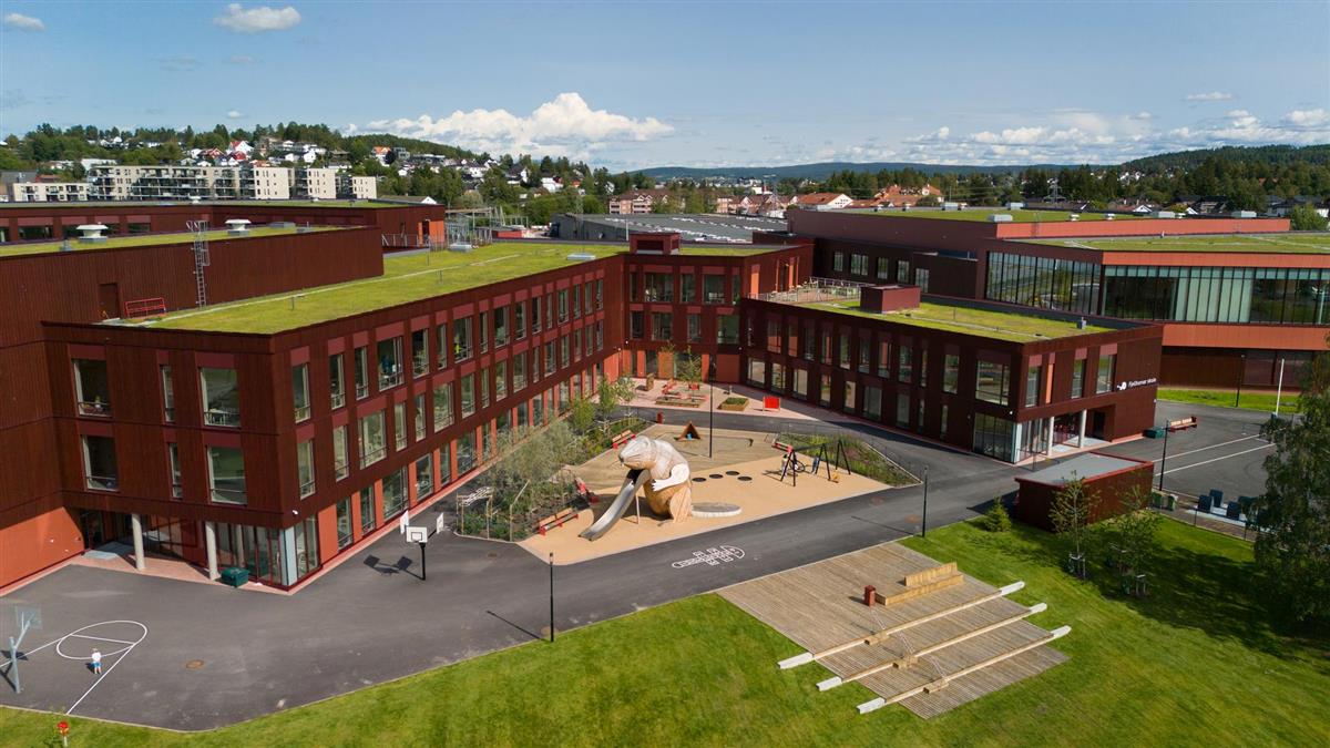 Dronefoto av skolebygg og uteområde - Klikk for stort bilde