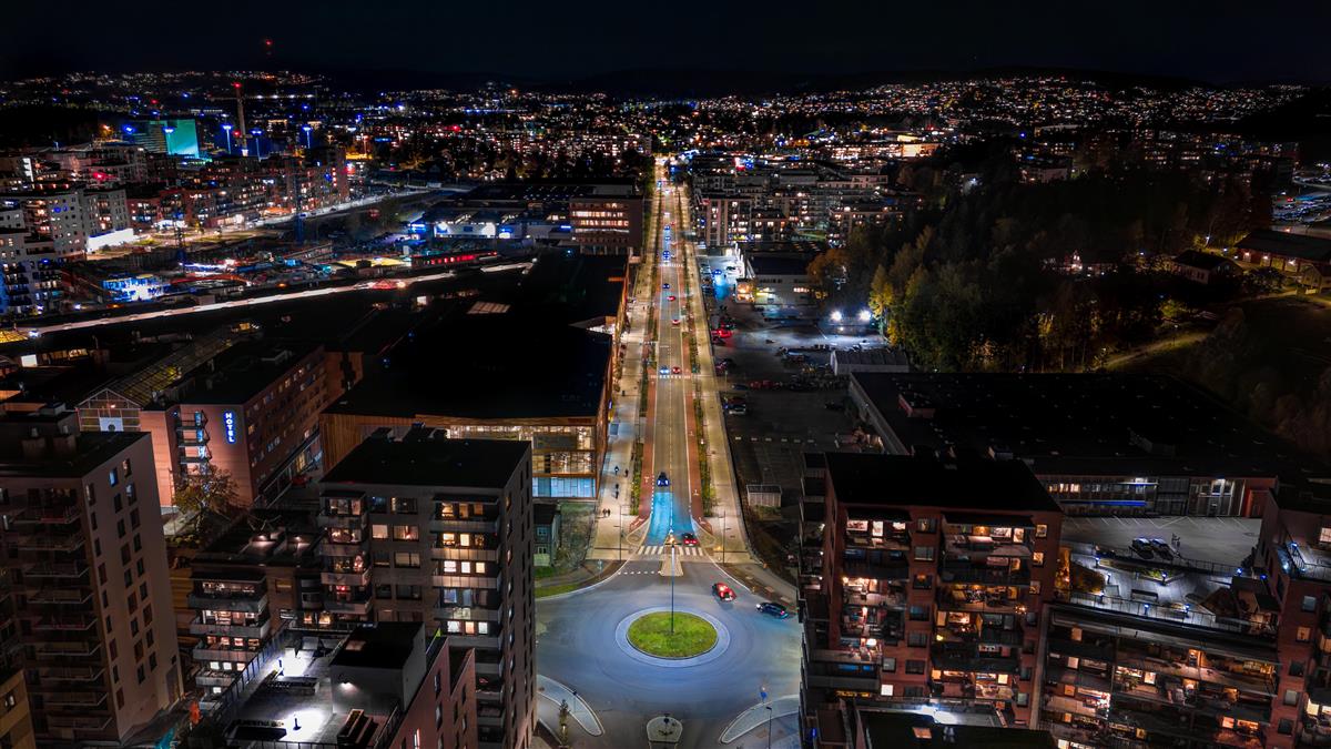 Oversiktsbilde drone Lørenskog sentrum natt - Klikk for stort bilde