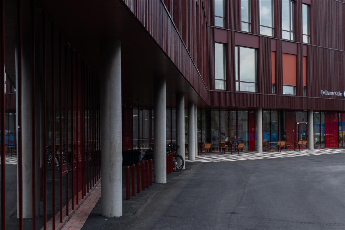 Inngangsparti ved Fjellhamar skole - Klikk for stort bilde