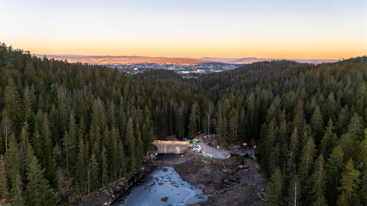 Ny demning i Østbyputten. Bebyggelsen i Lørenskog i bakgrunnen - Klikk for stort bilde