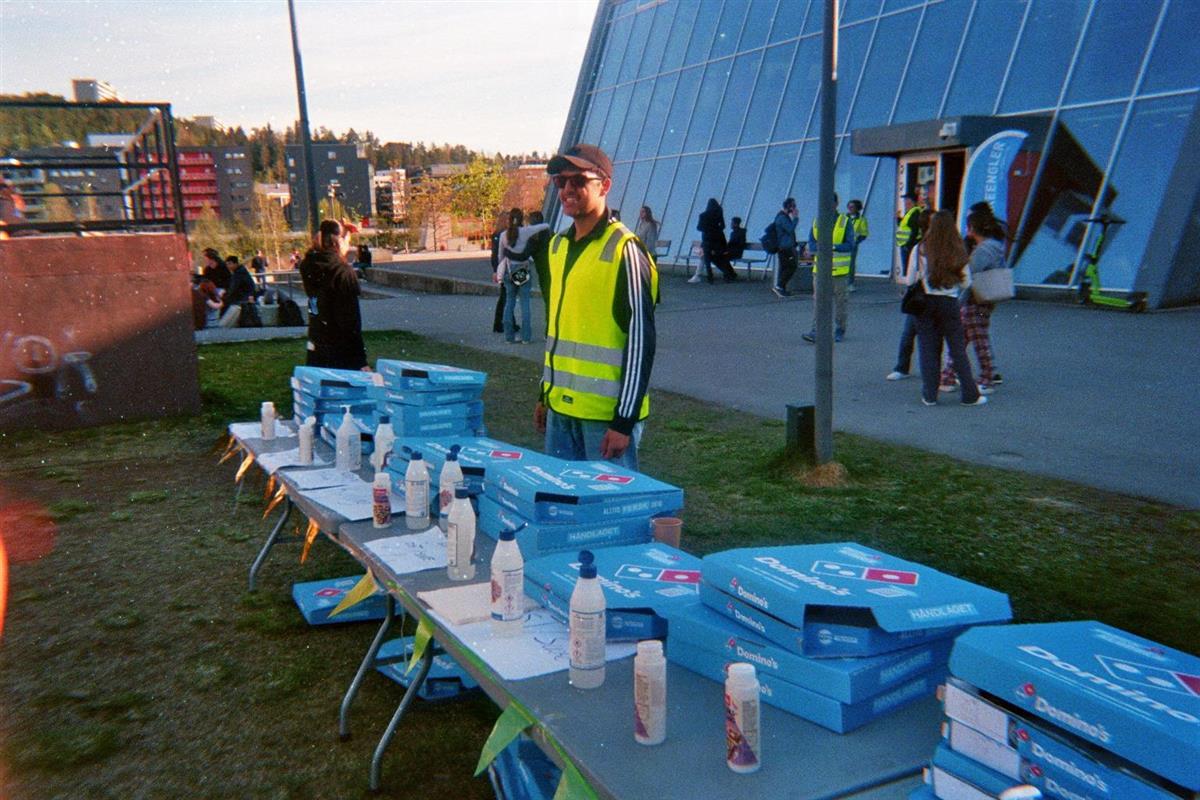 Ungdom som står bak matservering på 1.mai arrangement ved Kjennhallen - Klikk for stort bilde