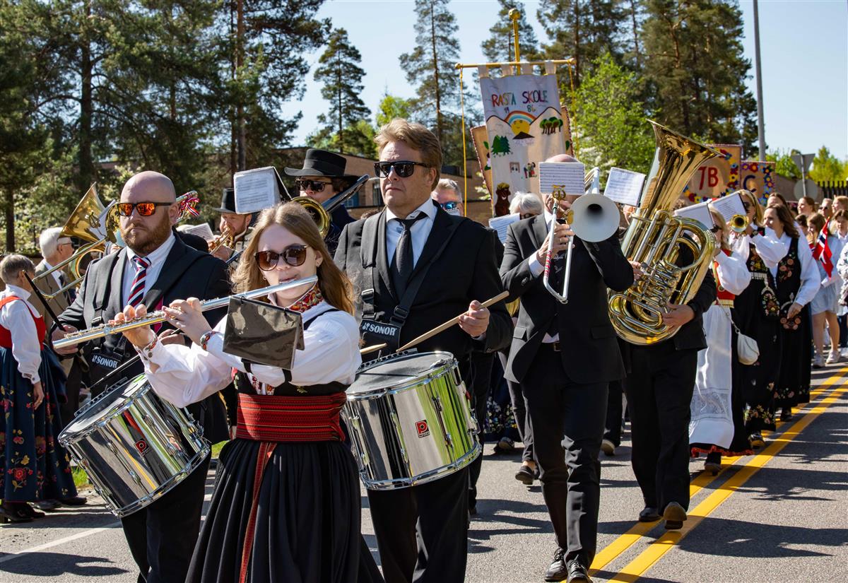 Korps marsjerer ned gata på 17. mai - Klikk for stort bilde