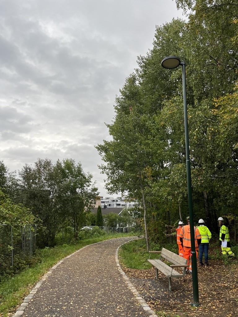 Bildet viser arbeidere i kommunen som står ved Skårerparken - Klikk for stort bilde