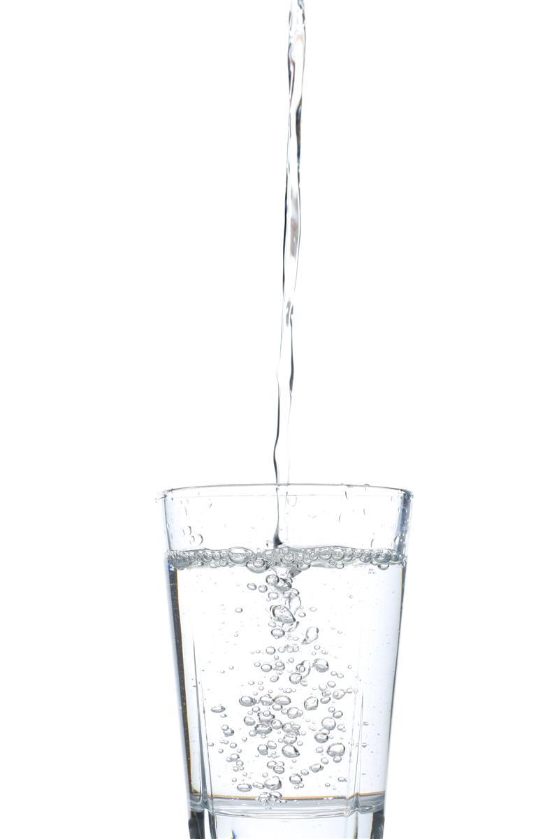 Vann som fylles i et glass - Klikk for stort bilde