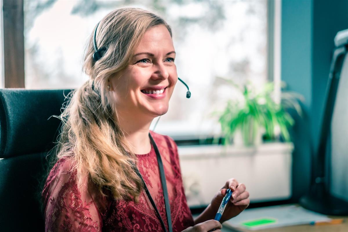 Smilende kvinne som snakker i telefon - Klikk for stort bilde