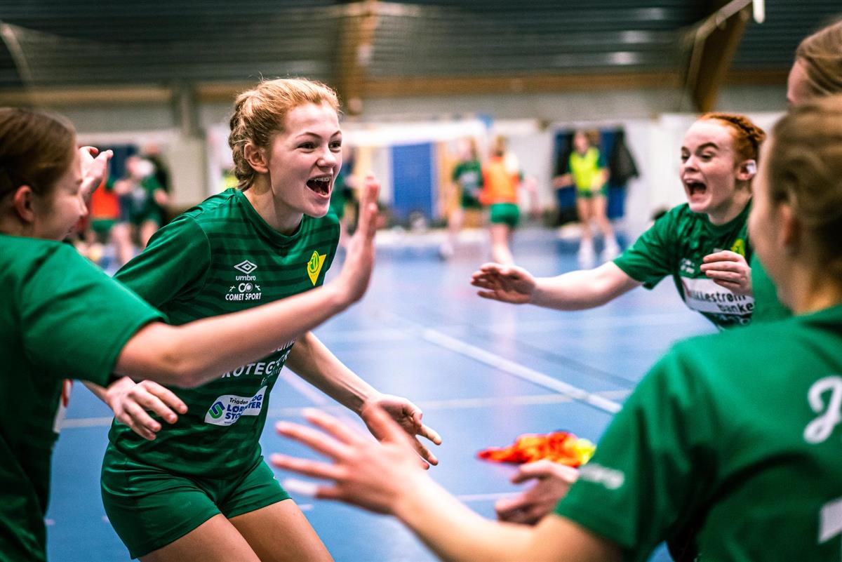 Jublende håndballjenter - Klikk for stort bilde