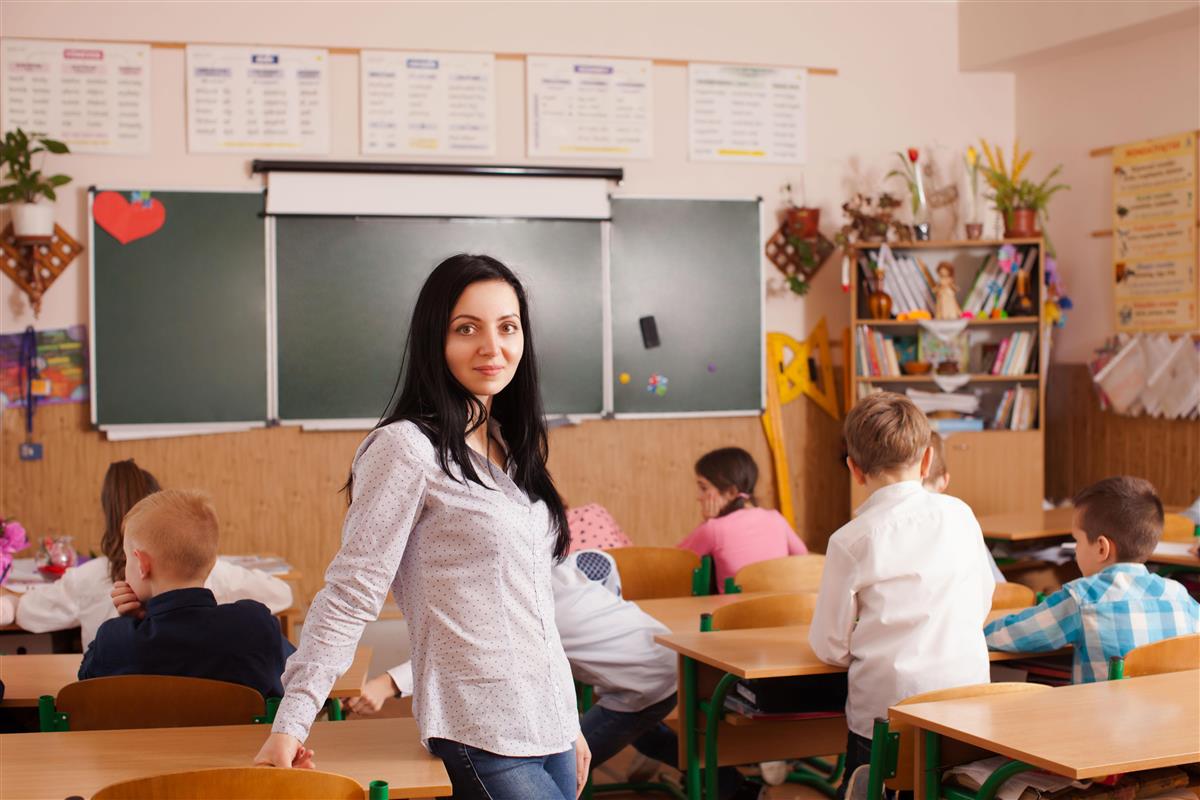 Lærer og elever i klasserom - Klikk for stort bilde