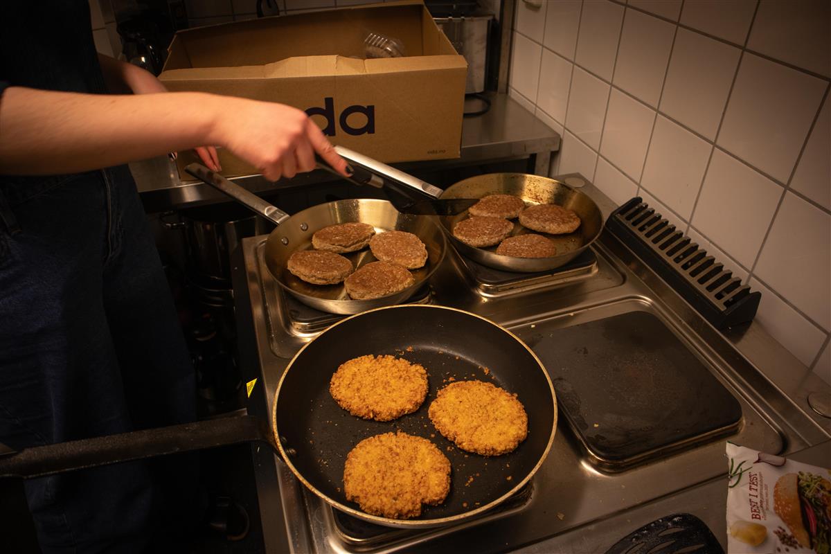 Flere stekepanner hvor det lages mat - Klikk for stort bilde