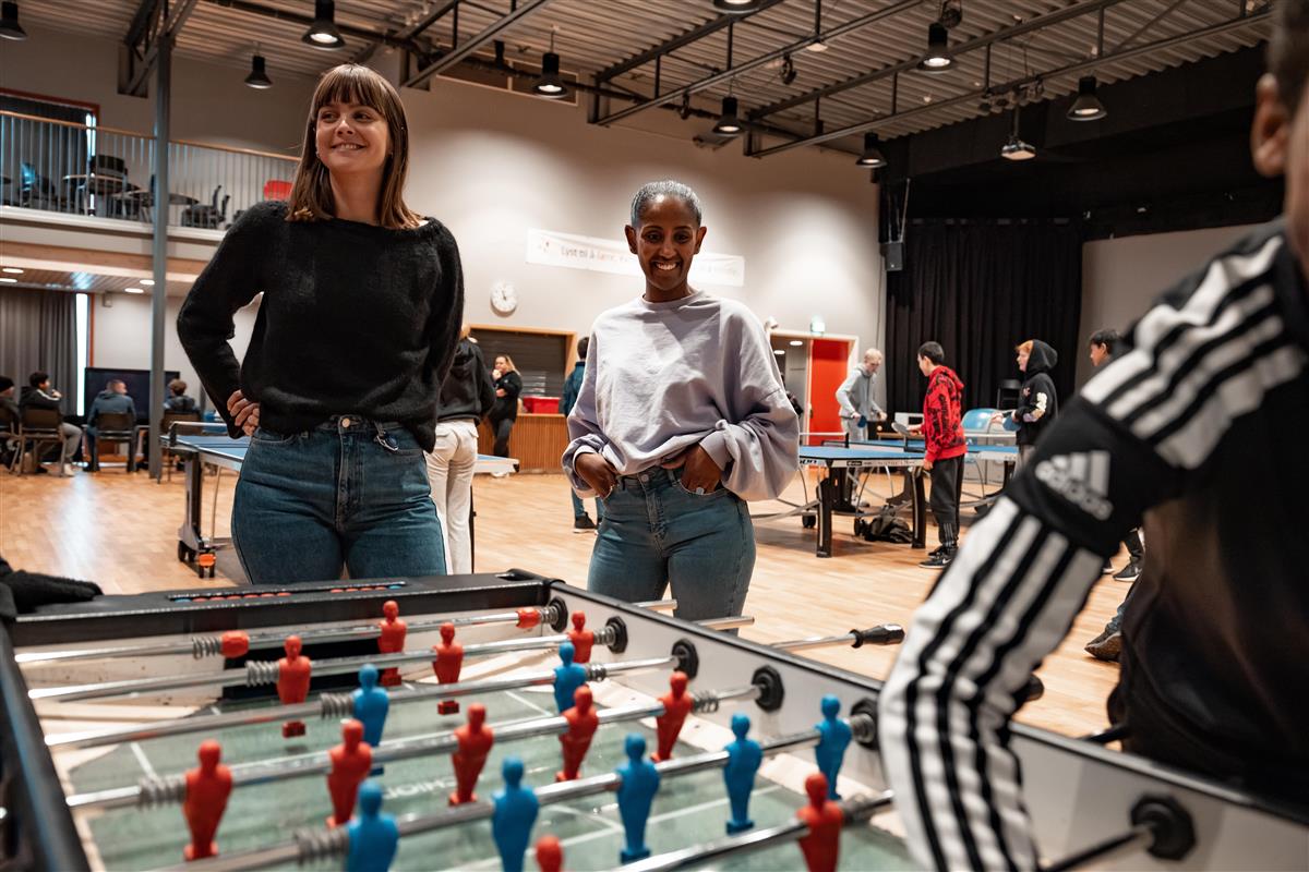 Ungdommer som spiller foosball i stort lokale - Klikk for stort bilde