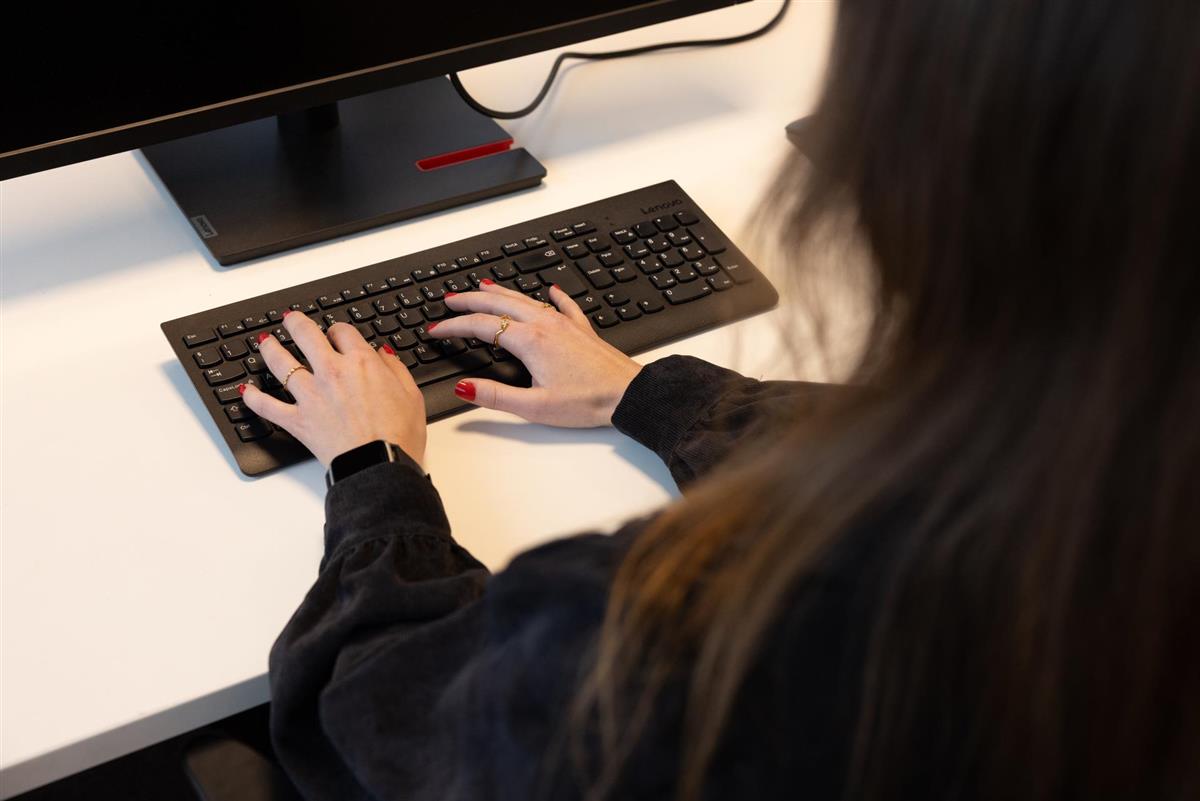 Person skriver på tastatur - Klikk for stort bilde