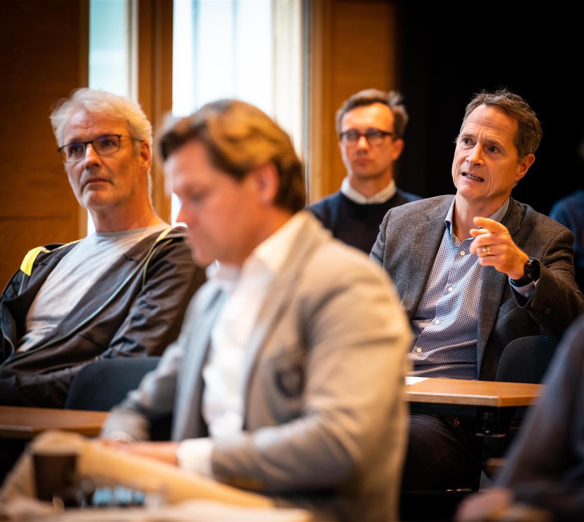 Menn på møte - Klikk for stort bilde