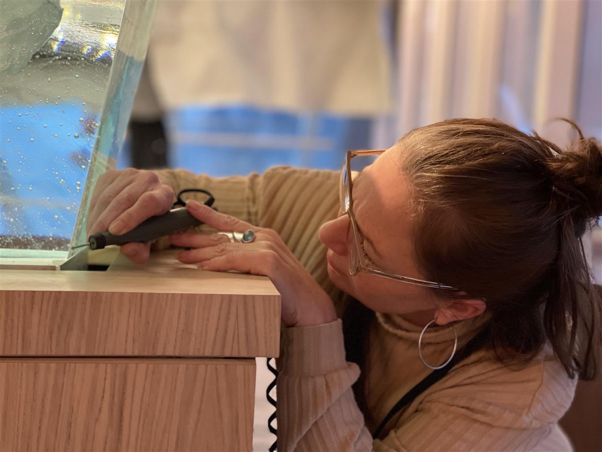 Jente som lager kunst i glass - Klikk for stort bilde