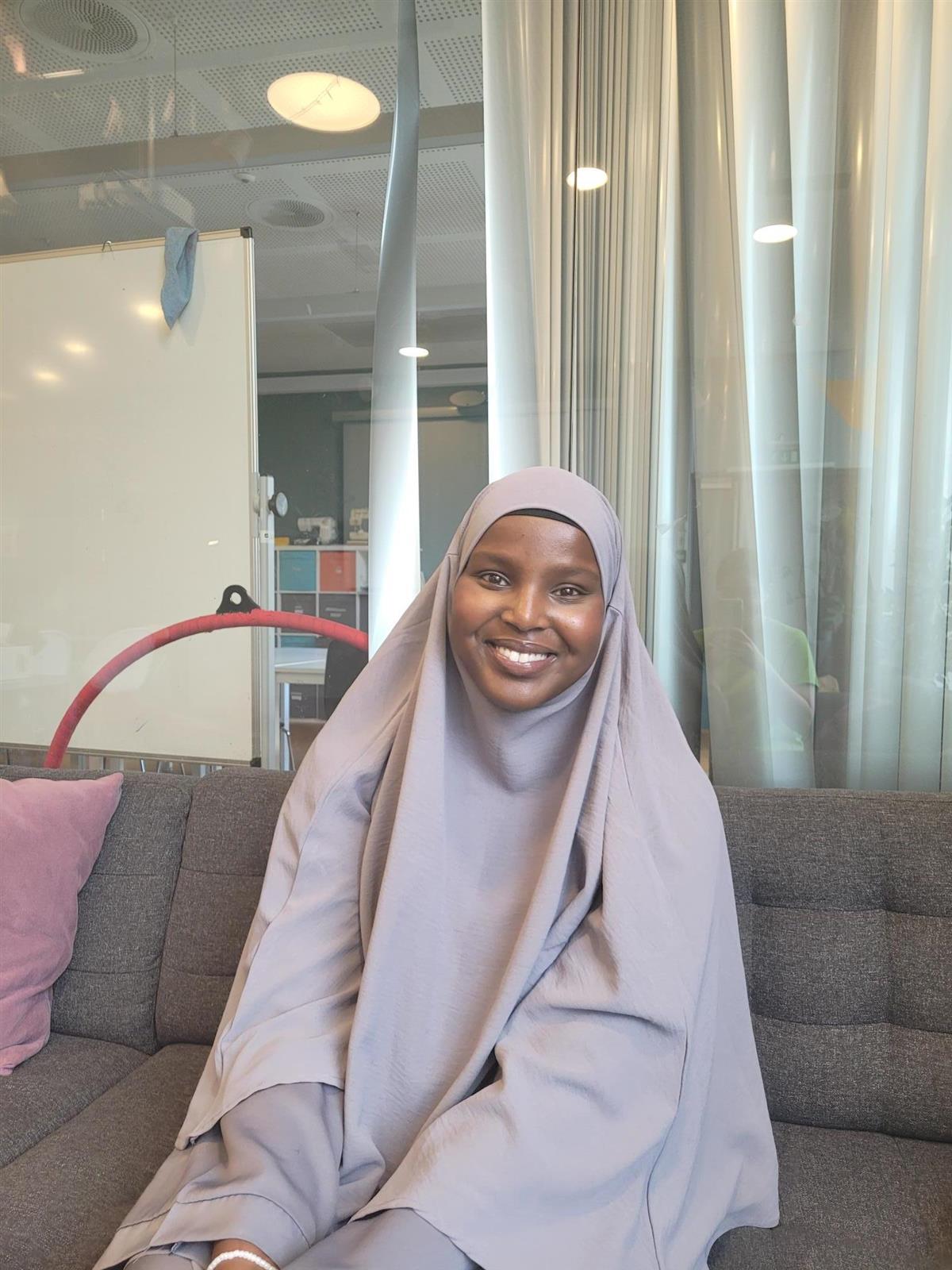 Bilde av Samira (19) som er en av de unge frivillige som bidrar i samarbeidet - Klikk for stort bilde