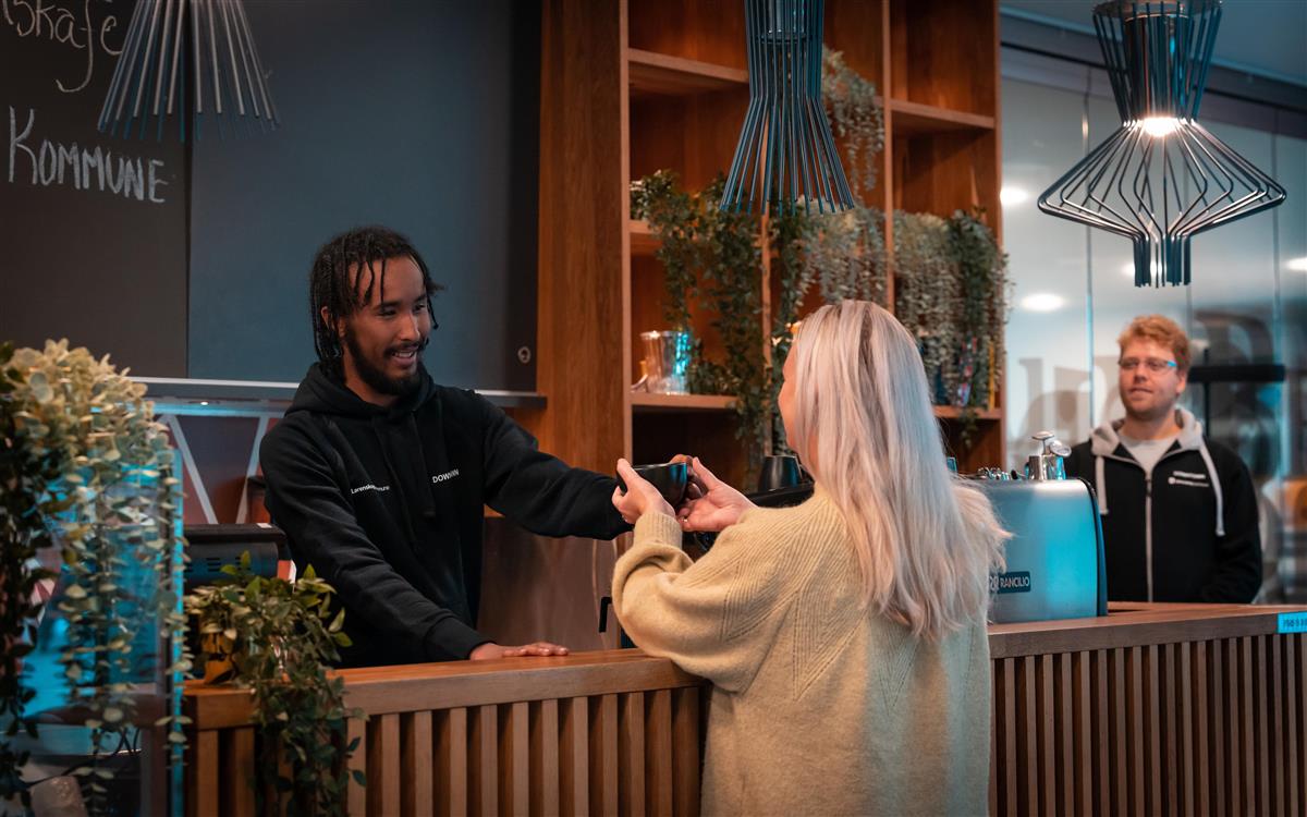 Osman serverer kaffe til en kunde - Klikk for stort bilde