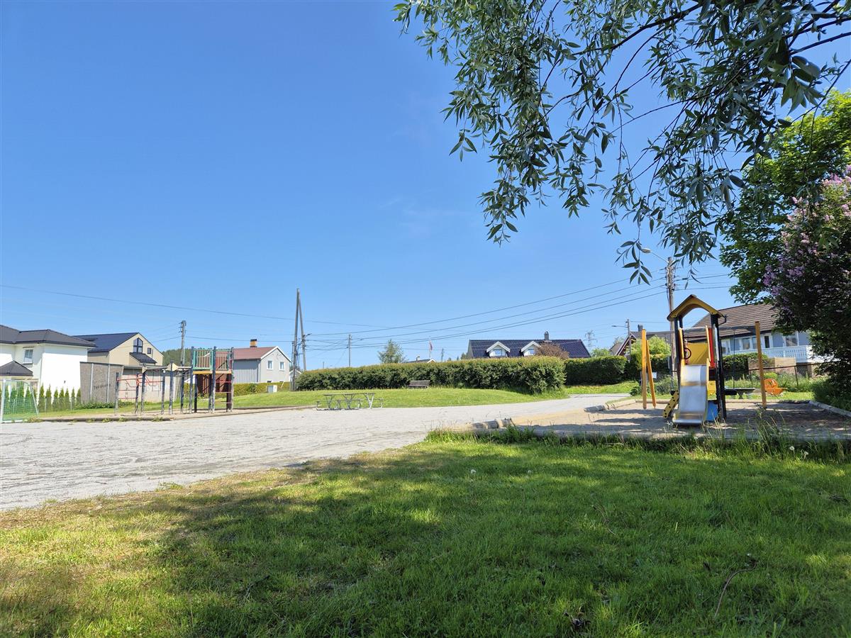 Lekeplass og balløkke - Klikk for stort bilde