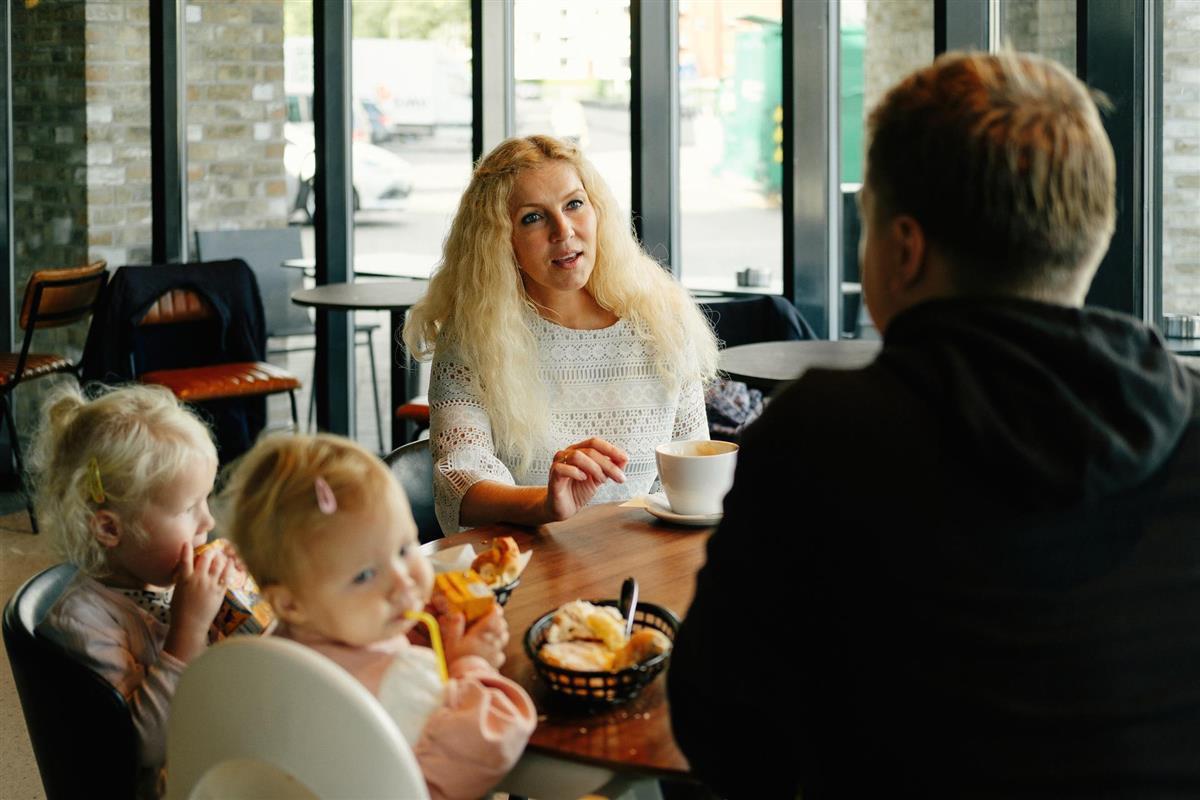 Foreldre og barn på kafe - Klikk for stort bilde
