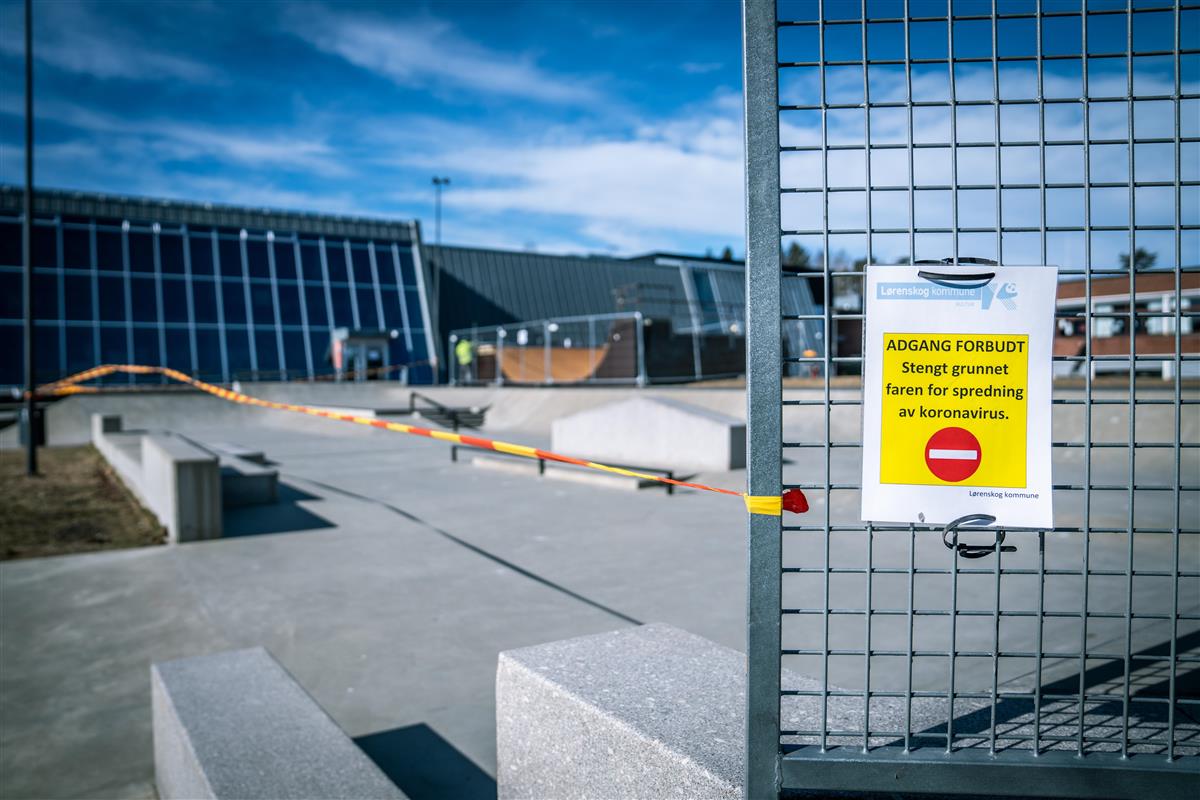 Skatebane med sperrebånd som ble stengt under korona-lockdown - Klikk for stort bilde