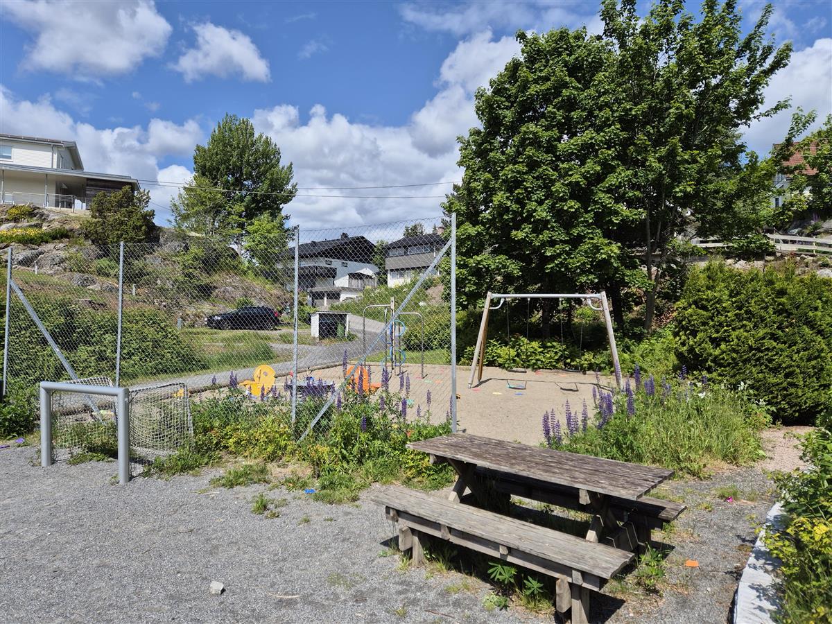 Lekeplass og balløkke - Klikk for stort bilde