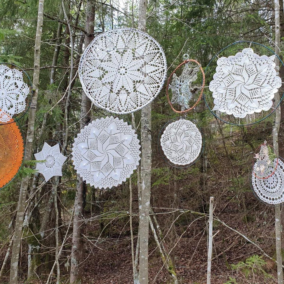Tekstilkunst i skogen - Klikk for stort bilde