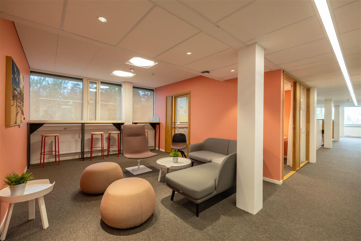 Fellesområde i kontorbygning - Klikk for stort bilde