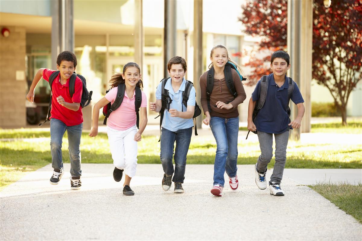 Glade barn som løper til skolen - Klikk for stort bilde