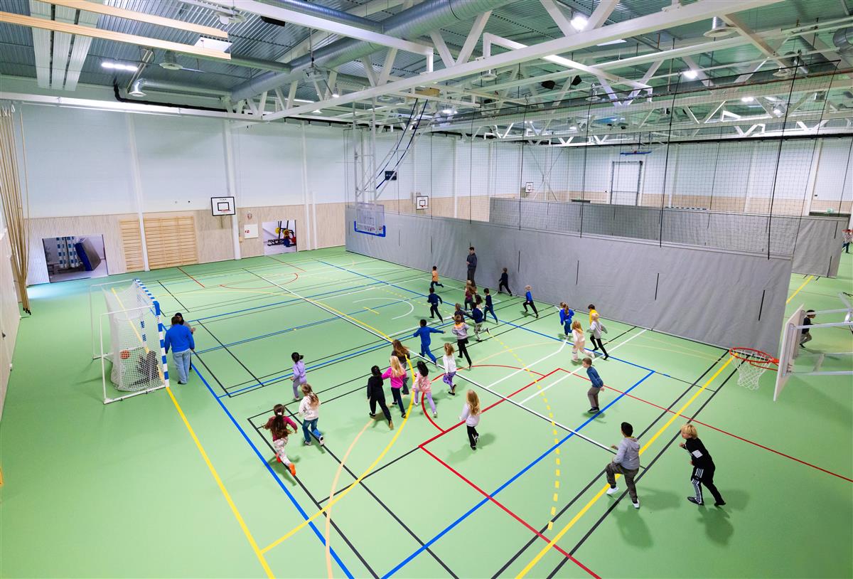 Barn som løper i en innendørshall - Klikk for stort bilde
