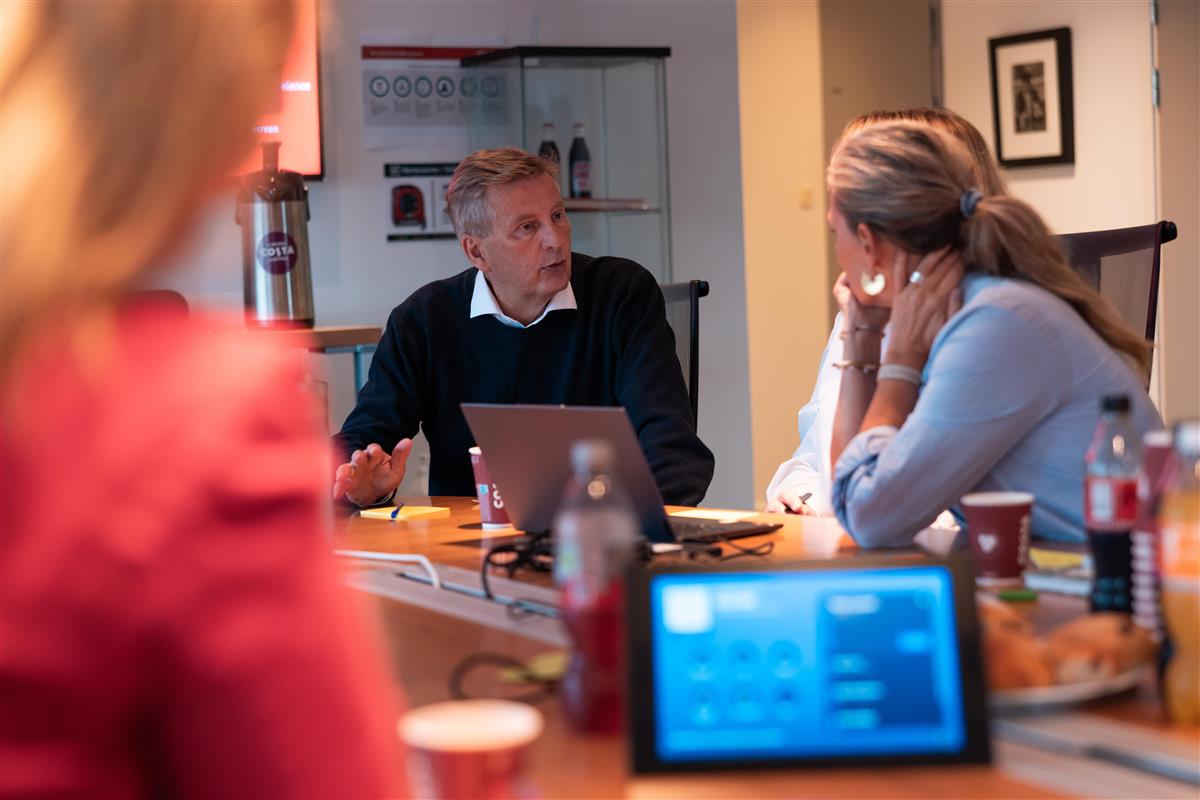 Mann og dame soom snakker sammen ved et møtebord - Klikk for stort bilde