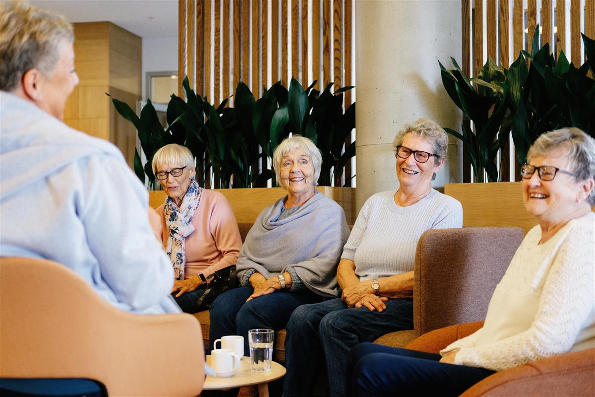 En gruppe kvinner som sitter og koser seg sammen - Klikk for stort bilde