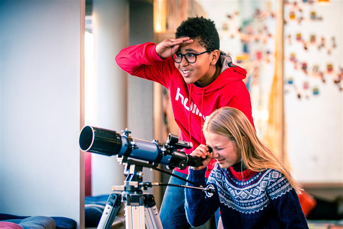To barn med kikkert - Klikk for stort bilde