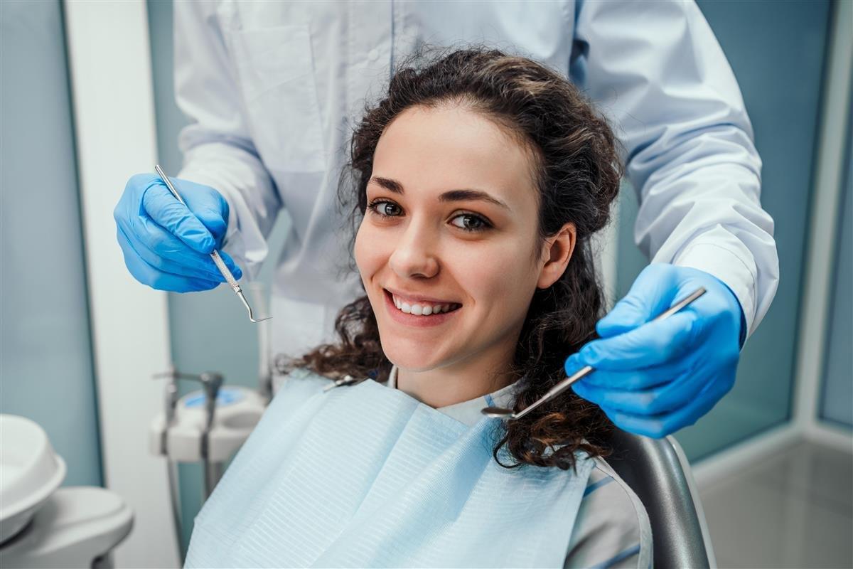 Kvinne i tannlegestol - Klikk for stort bilde