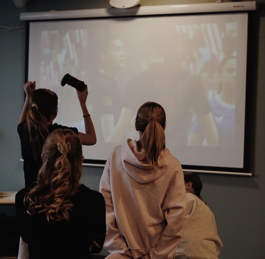 Ungdom som spiller TV-spill - Klikk for stort bilde
