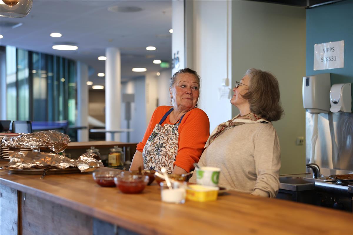 To frivillige damer serverer vafler - Klikk for stort bilde