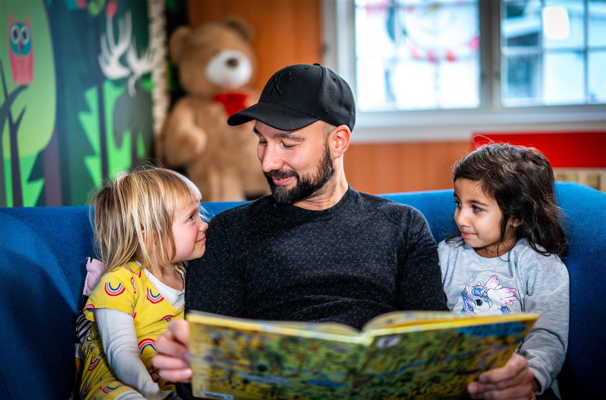Barnehagelærer leser for barna - Klikk for stort bilde