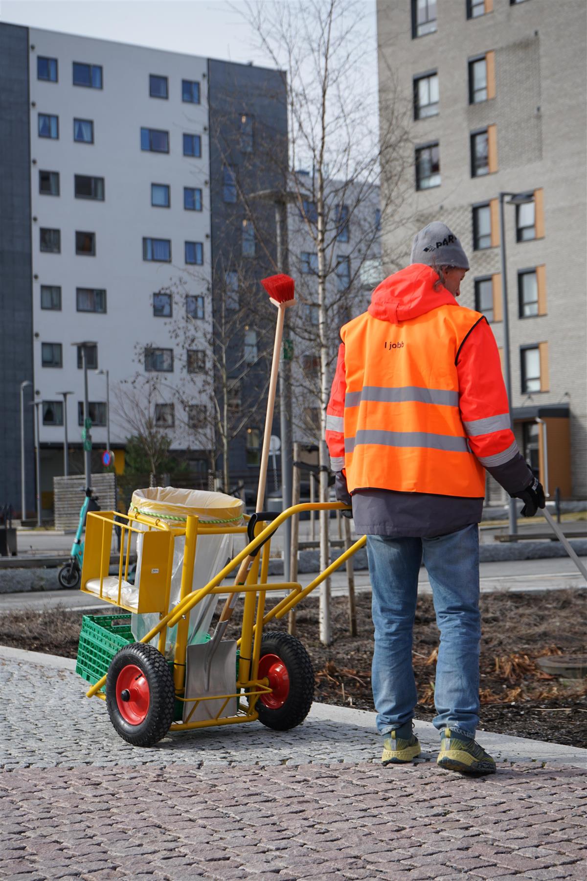 En mann som plukker søppel i et borettslag - Klikk for stort bilde