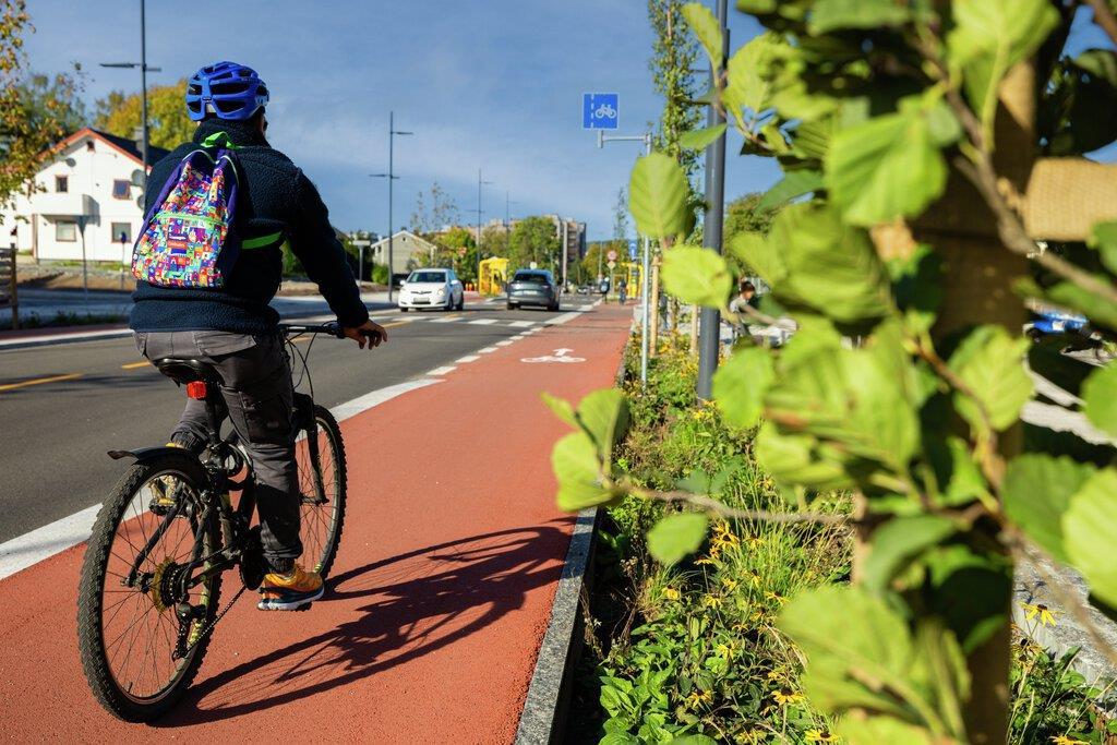 Person som sykler på rød sykkelsti - Klikk for stort bilde