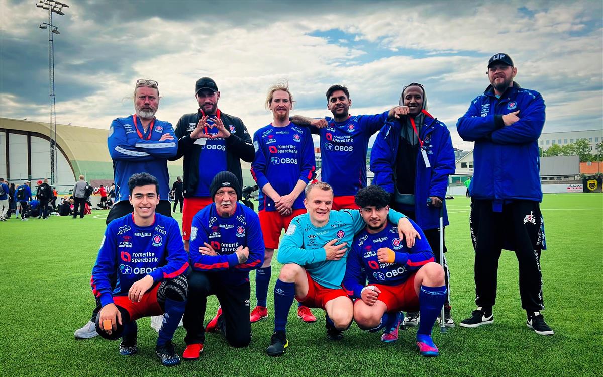 Deltagerne på gatelaget står oppstilt på en fotballbane - Klikk for stort bilde